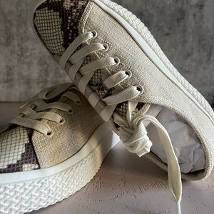 Dolce Vita Valor Sneakers in Sandstone Canvas Size 6.5